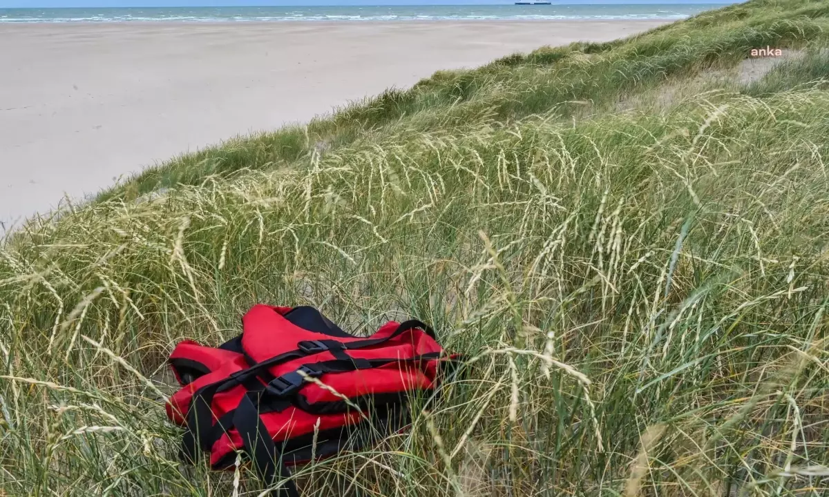 Manş Denizi’nde Göçmenleri Taşıyan Tekne Alabora Oldu: En Az 12 Kişi Hayatını Kaybetti