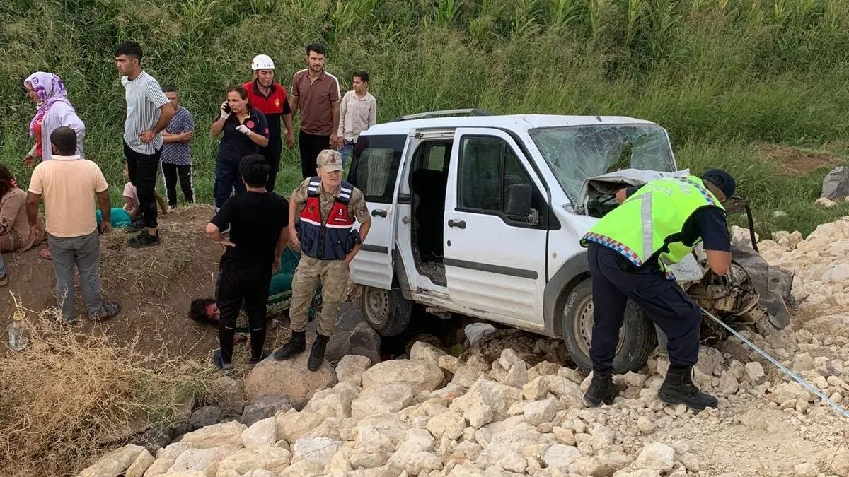 Şanlıurfa’da okul servisi ile hafif ticari araç çarpıştı: 1 ölü 6 yaralı