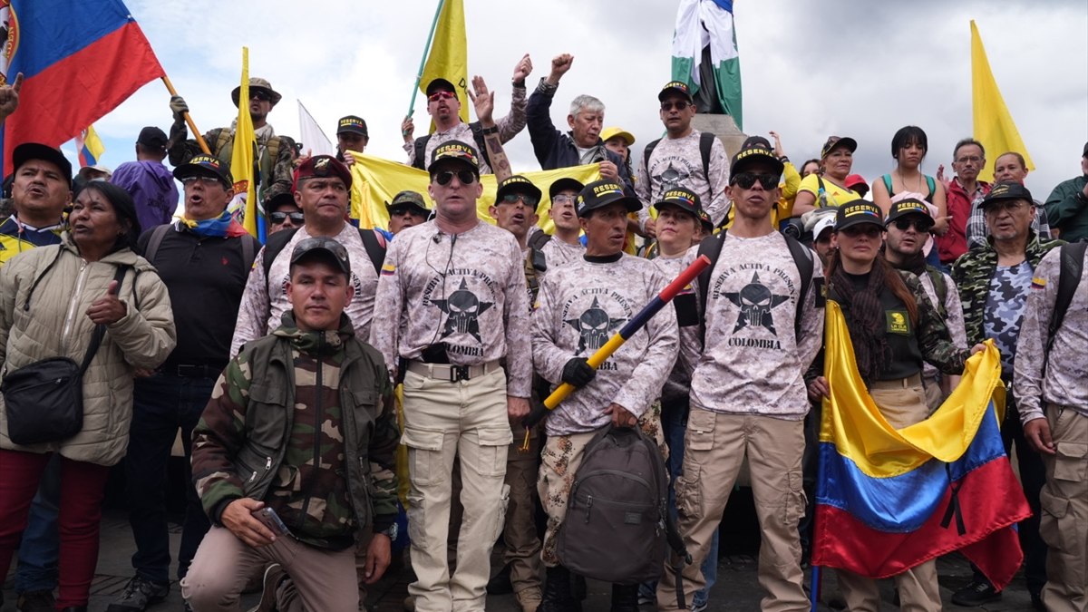 Kolombiya’da yüzlerce kişi hükümeti protesto etti