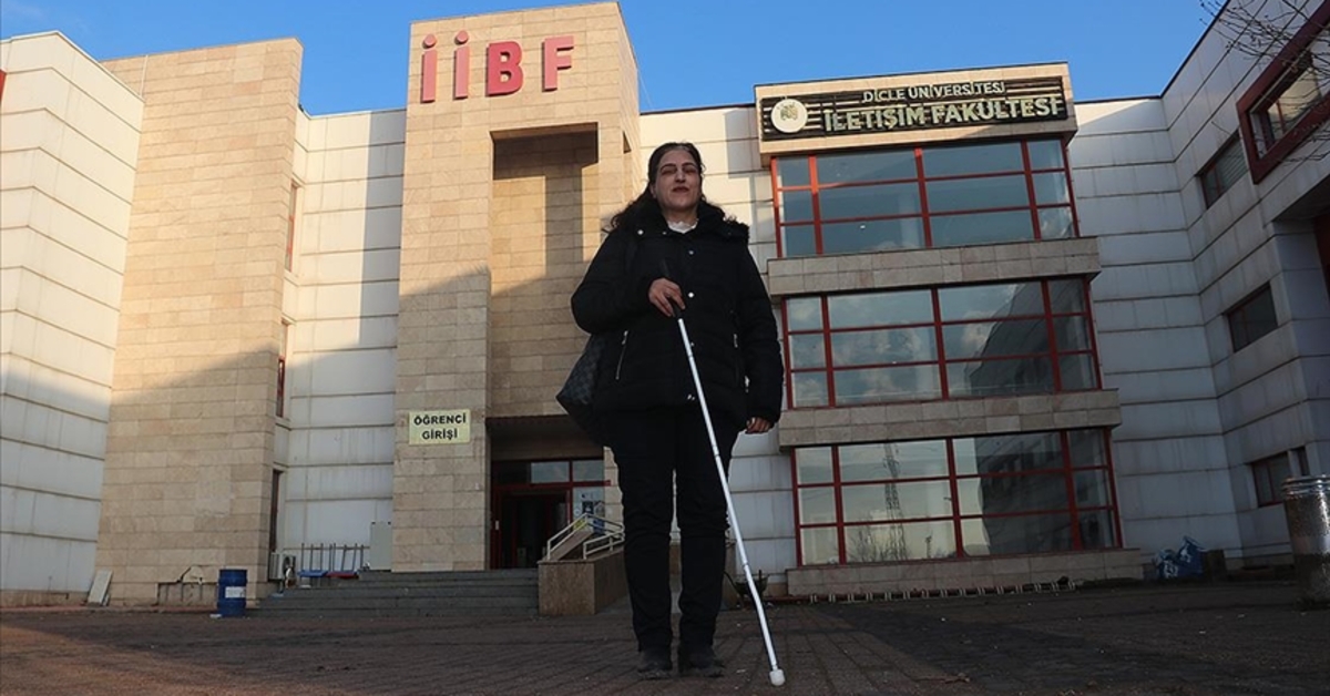 Görme engelli 3 çocuk annesi 49 yaşında üniversiteli oldu
