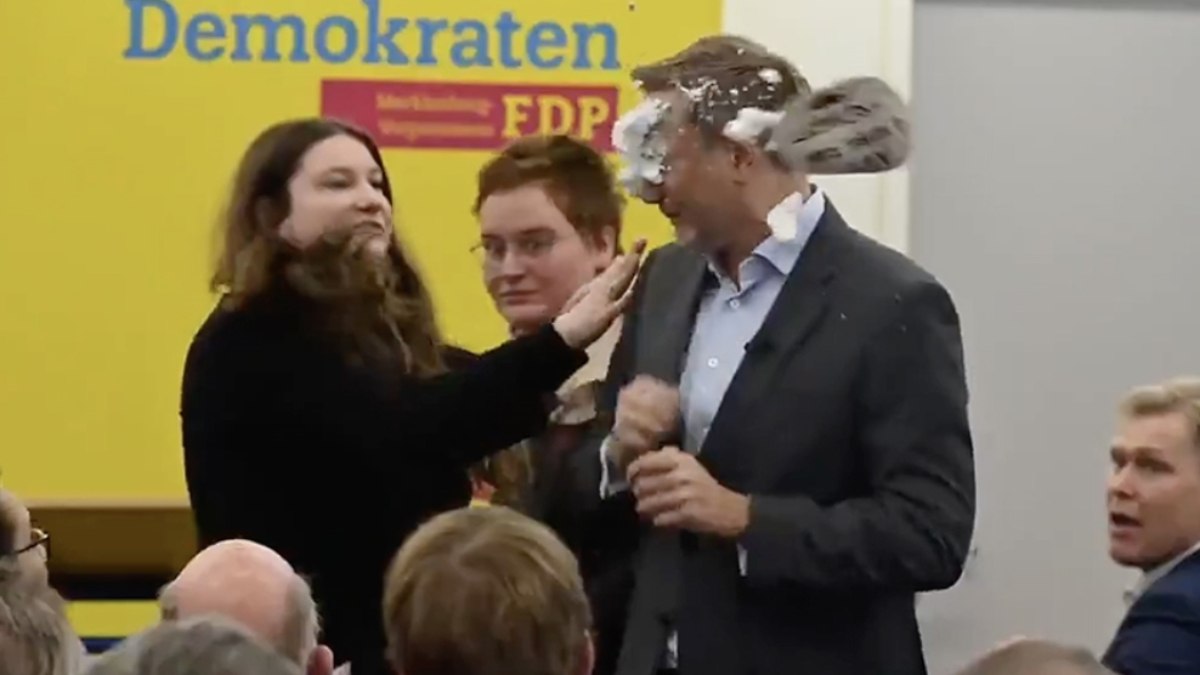 Almanya’da seçim çalışmaları sırasında parti liderine pastalı saldırı