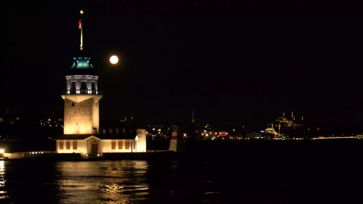 İstanbul’da baharın habercisi ‘Pembe Ay’ görsel şölen oluşturdu