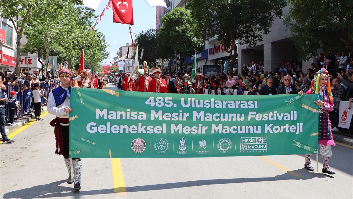 Manisa’da 8 ton mesir macunu halka saçıldı